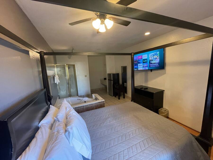 Romantic Single Room, 1 Queen Bed, Hot Tub, Garden View | Blackout drapes, iron/ironing board, free WiFi, bed sheets