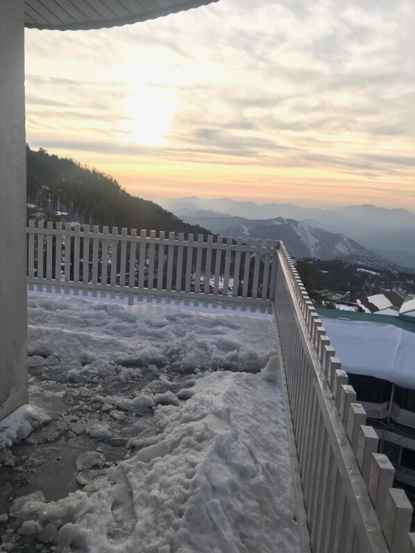 Terrace/patio - Mountain Tower Hotel (Murree)