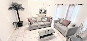 Smart TV, libri, studio, stampante