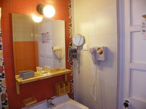 Shower, hair dryer, towels, soap - Mirabelle Hotel (Argassi , Zakynthos)