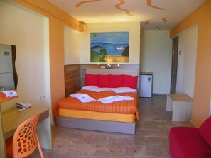 1 habitación, caja de seguridad en la habitación y escritorio