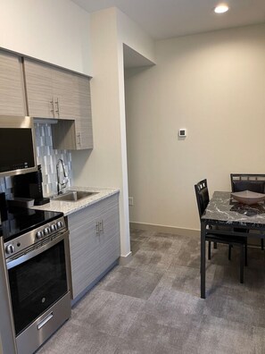 Coffee/tea maker, fridge, microwave, oven