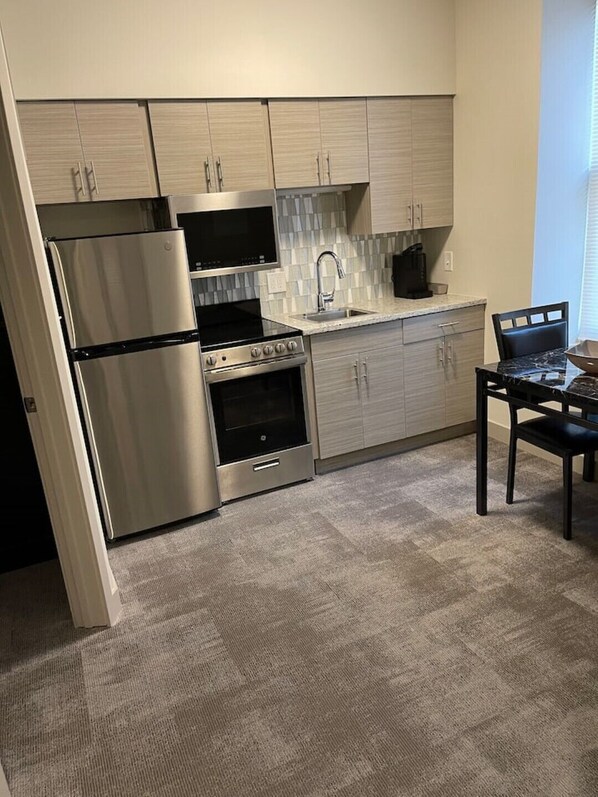 Coffee/tea maker, fridge, microwave, oven