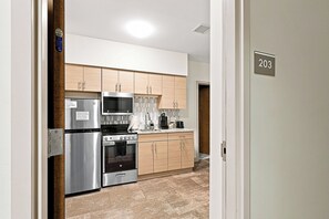 Private kitchen - Downtown Historic Warehouse District Lofts 203 (Cleveland)