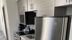 Cafetera/tetera, refrigerador, microondas, horno
