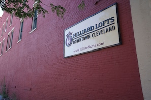 Skilt for biljard lofts på en murstensbygning.