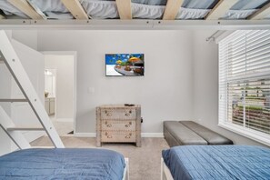 5 bedrooms, iron/ironing board, WiFi, bed sheets