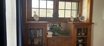 Ada’s Guesthouse- historic home close to lake, shopping, parks, trails, BVU