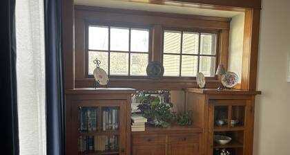 Ada’s Guesthouse- historic home close to lake, shopping, parks, trails, BVU