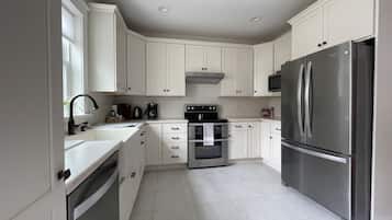 Geladeira, micro-ondas, fogão, cooktop