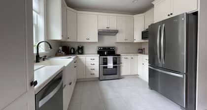 Ada’s Guesthouse- historic home close to lake, shopping, parks, trails, BVU