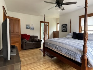 3 habitaciones, escritorio y tabla de planchar con plancha
