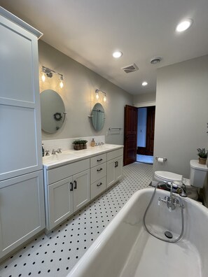 Dusche, Haartrockner, Bidet, Handtücher