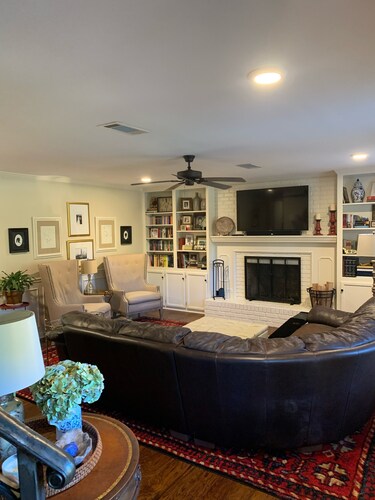 “Game-Day Retreat: 3BR Home Minutes from Vaught Hemingway & The Square”