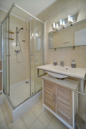 Douche, sèche-cheveux, serviettes fournies, savon