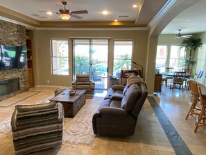 Smart-TV, Kamin, DVD-Player, Tischtennisplatte