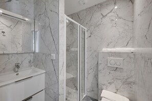 Shower, pancuran hujan,  dan perlengkapan kamar mandi ramah lingkungan