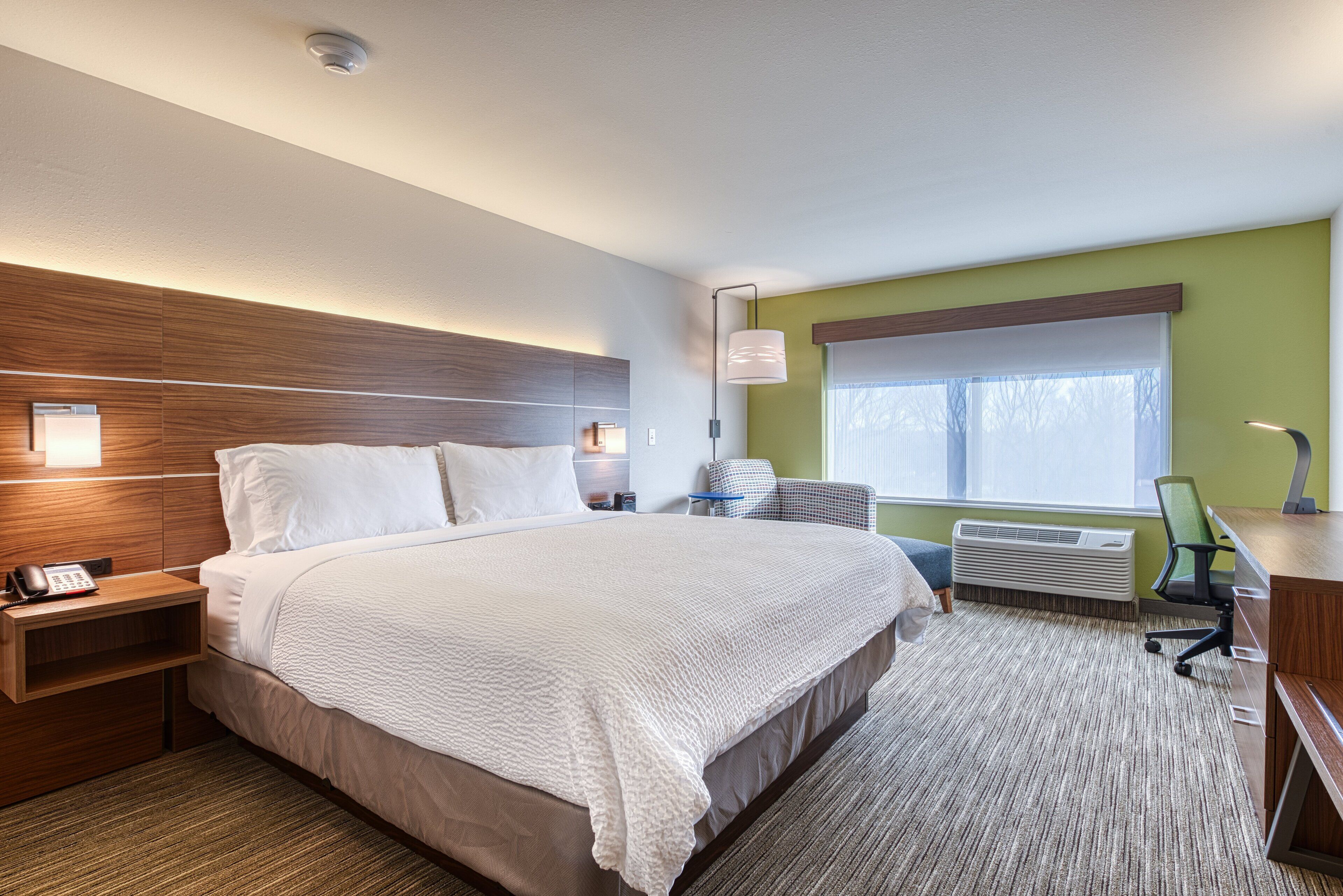 standard room, 1 king bed | 1 bedroom, in-room safe, desk, iron/ironing board