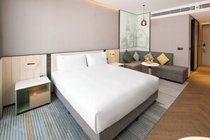 Hochwertige Bettwaren, Minibar, Zimmersafe, Schreibtisch