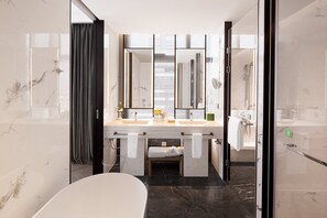 Suite, 1 chambre | Literie de qualité supérieure, minibar, coffres-forts dans les chambres