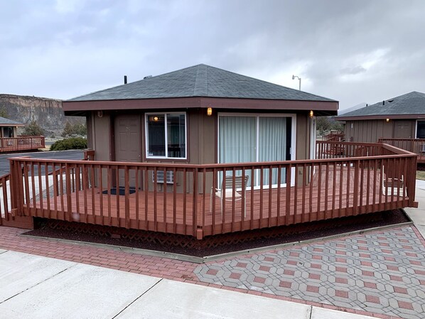 Exterior - Suite with 2 Queen Beds and 1 Queen Sofa Bed - Golf Course View (Terrebonne)