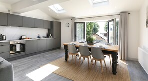 Full-size fridge, microwave, oven, stovetop