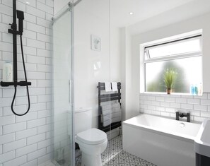 Casa Confort | Baño | Tina y regadera independientes y toallas 