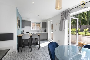 Full-size fridge, microwave, oven, stovetop - ✰OnPoint- MASSIVE House, PERFECT Location-Parking✰ (Nottingham)