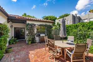 Outdoor dining - Luxury Spanish Colonial 3BR Home -Mins to Downtown (West Palm Beach)