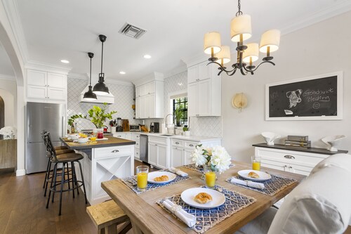 Luxury Spanish Colonial 3BR Home -Mins to Downtown