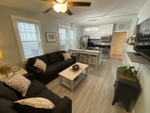 TV connectée, cheminée, livres