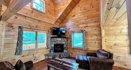 Log Home 20min to Bretton Woods! AC, hot tub, wifi, cable, fireplace, fire pit, dog friendly!