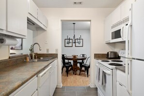 Réfrigérateur, four à micro-ondes, un four, surface de cuisson