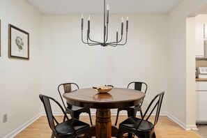 Dining - Clean Cozy 2 Bedroom Condo Nestled Near All Things Birmingham 280 Area (Birmingham)