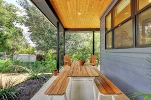 Outdoor dining - Charming East Austin Retreat, Close to it All! (Austin)