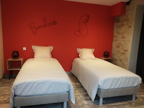 2 bedrooms, in-room safe, iron/ironing board, travel cot - 4* gite close to Puy du Fou open all year round (Chavagnes-en-Paillers)
