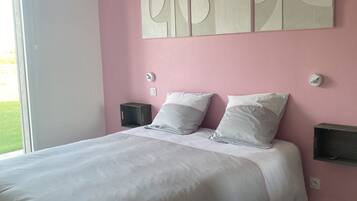 2 soveværelser, pengeskab på værelset, strygejern/strygebræt