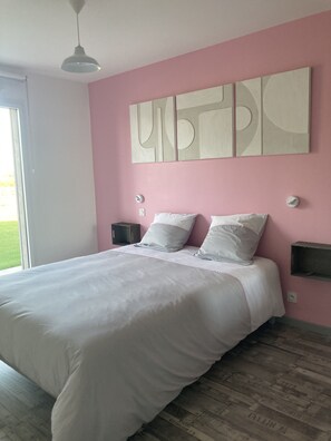 2 soverom, safe på rommet, strykejern/-brett og reiseseng for barn