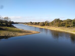 A river with a bend, surrounded by trees and a clear sky. - 4* gite close to Puy du Fou open all year round (Chavagnes-en-Paillers)