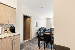 Una cocina moderna con armarios de madera y una cafetera.