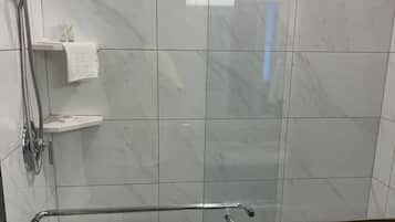 Dusche, Haartrockner, Handtücher, Seife
