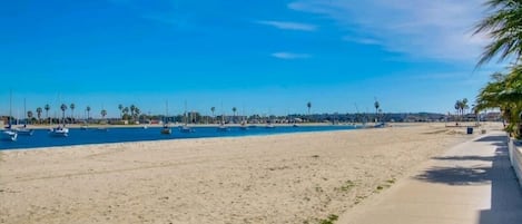 Beach nearby, sun-loungers, beach towels