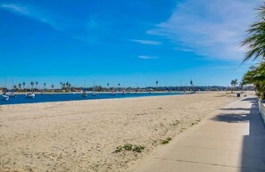 Playa en los alrededores, camastros y toallas de playa