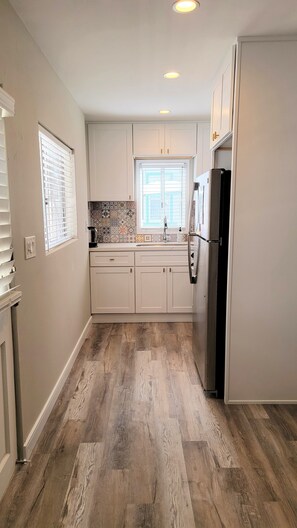 Refrigerador, microondas, cafetera y tetera y tetera eléctrica