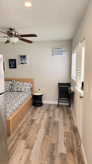 1 habitación, tabla de planchar con plancha, wifi gratis y ropa de cama