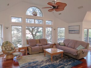 Smart TV, fireplace, DVD player - Corolla Light Resort! Dogs! Heated Pool! Hot tub! Walk to restaurants! C1131 (Corolla)