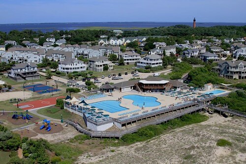 C1131 Corolla Light! Dogs! Heated Pool! Hot tub! Walk to restaurants!