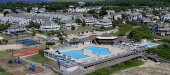 C1131 Corolla Light! Dogs! Heated Pool! Hot tub! Walk to restaurants!