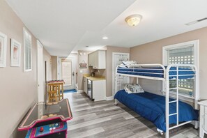 5 bedrooms, travel crib, free WiFi