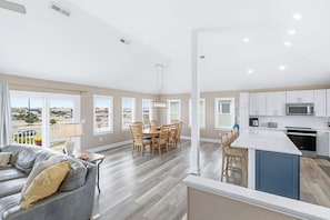 Un apartamento moderno con comedor, cocina y sala de estar.
